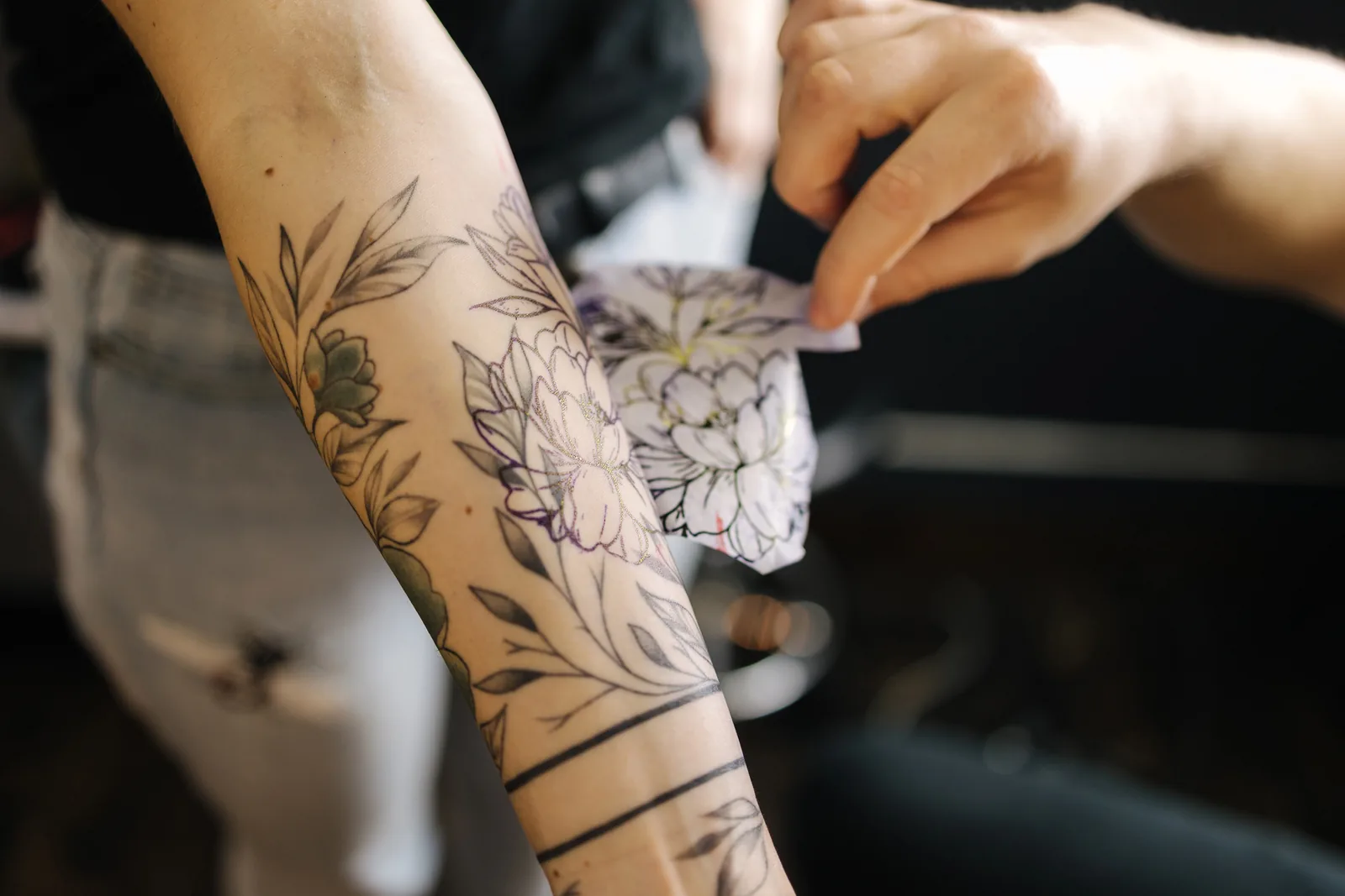 Een stencil van het ontwerp staat op de onderarm, vóór het tatoeëren.
