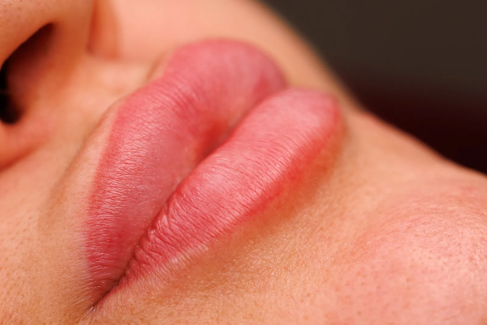 Close-up van lippen met lip blush, net na de behandeling.