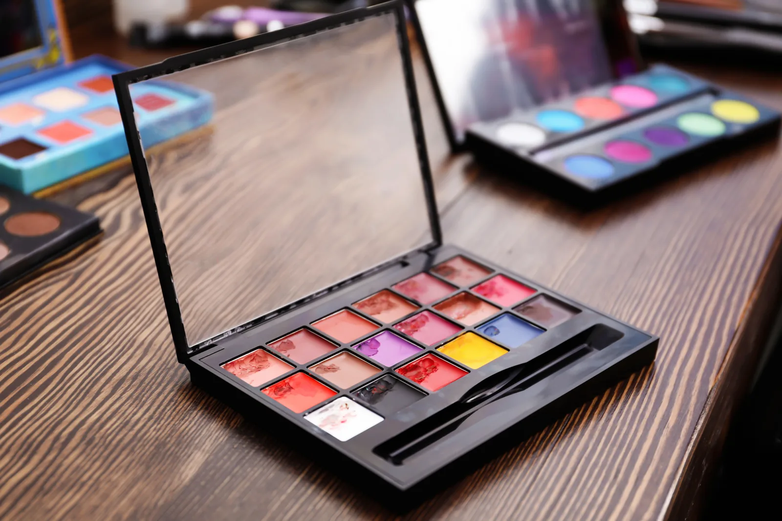 Make-uppaletten klaar op een tafel.