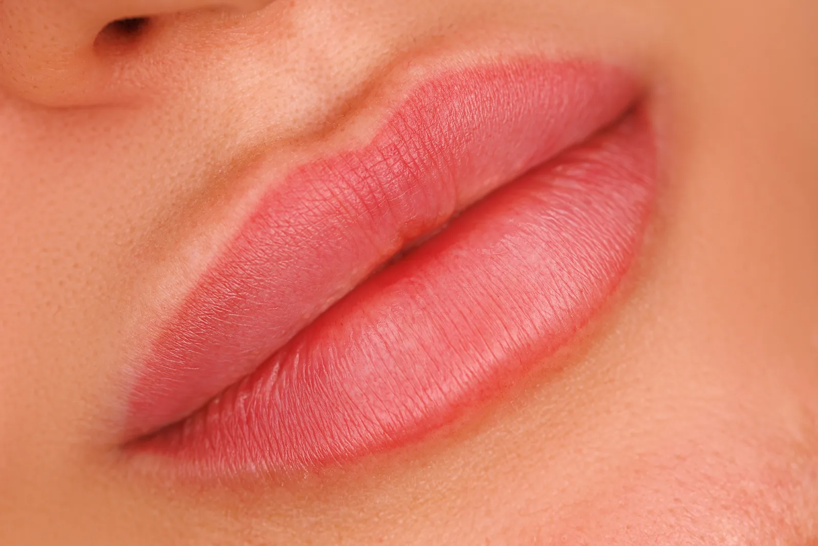 Close-up van lippen met lip blush, ongeveer een maand na de behandeling.