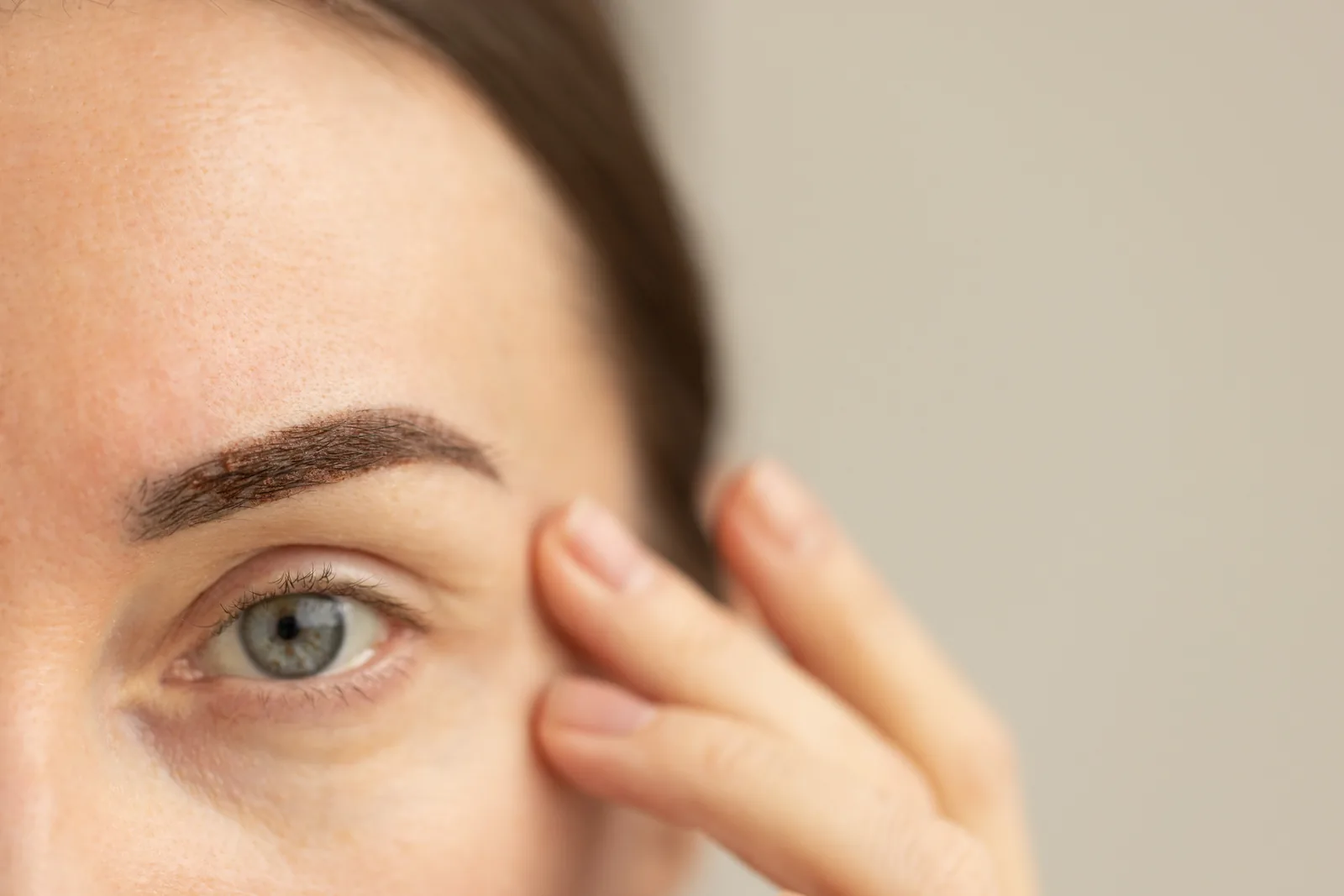 Close-up van een wenkbrauw met permanente make-up die nog wat aan het genezen is.