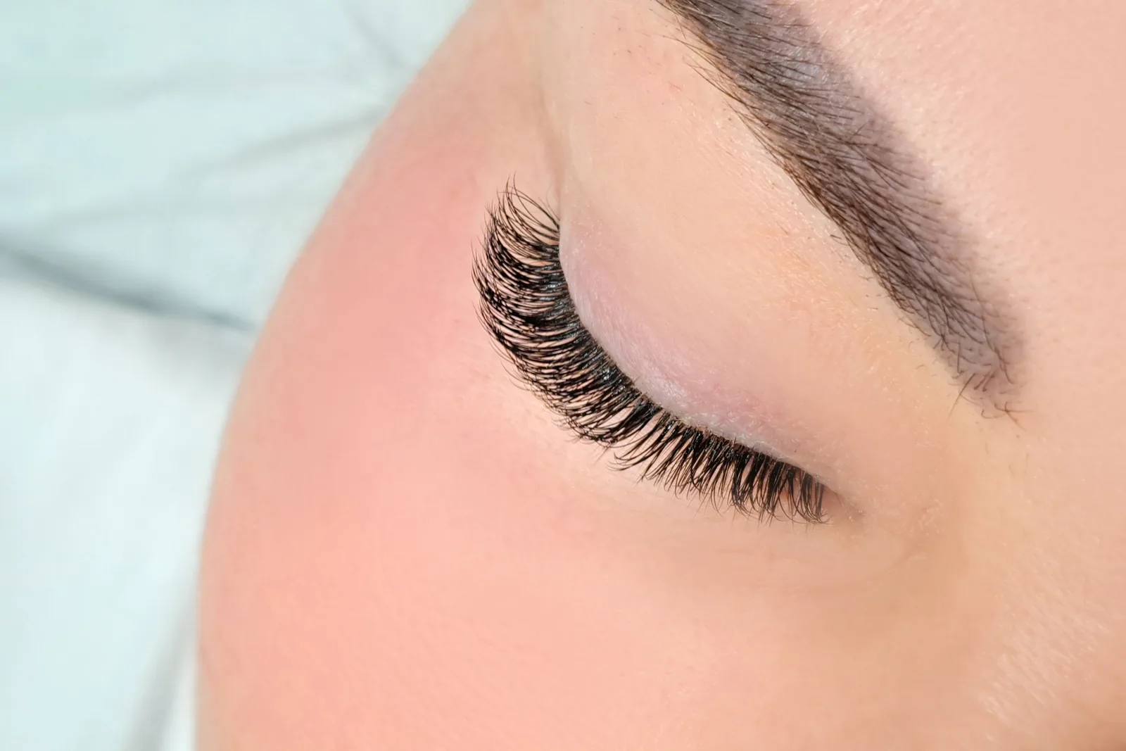 Gesloten oog met volle wimperextensions.