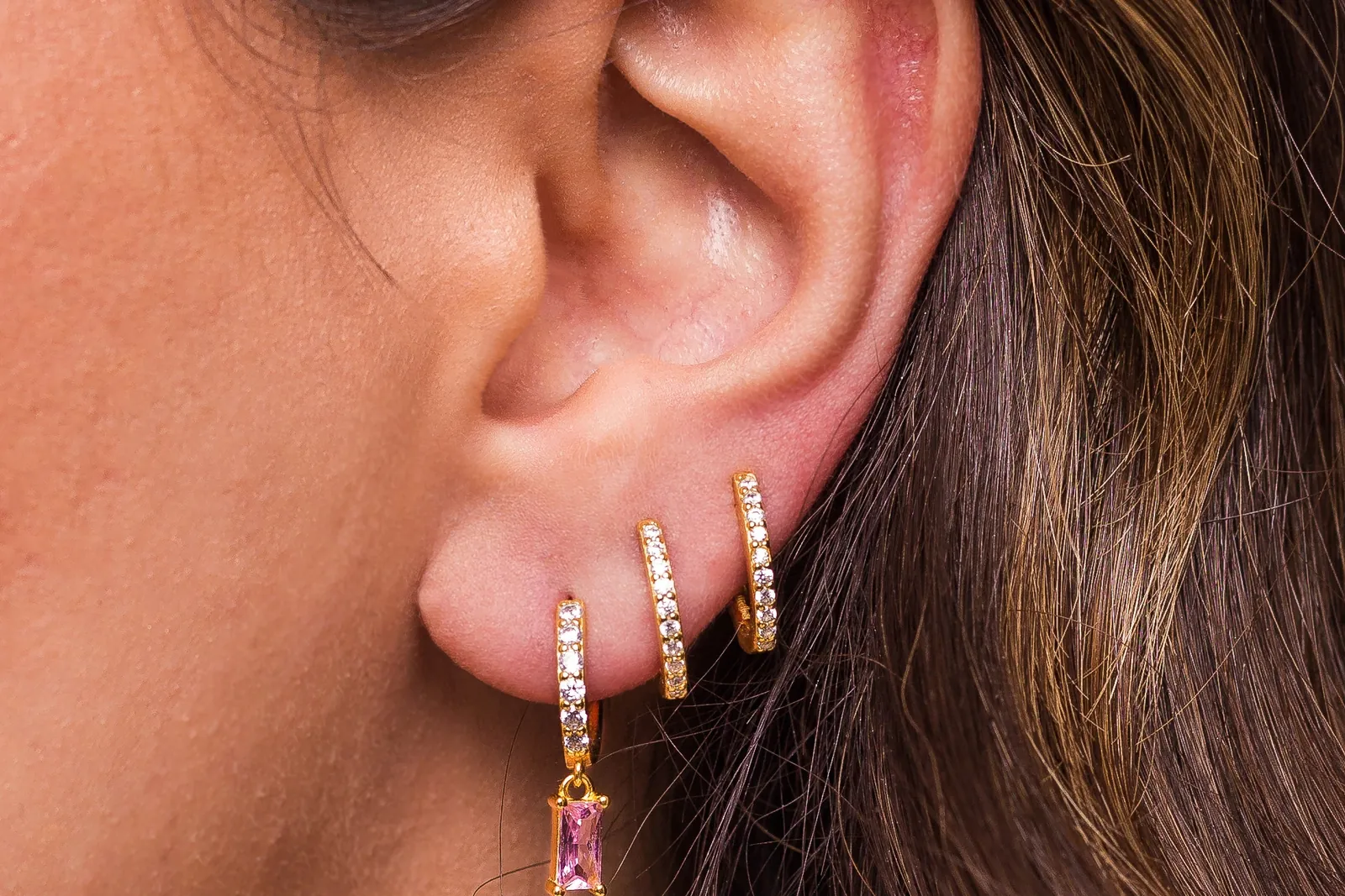 Oorpiercings met kleine sieraden