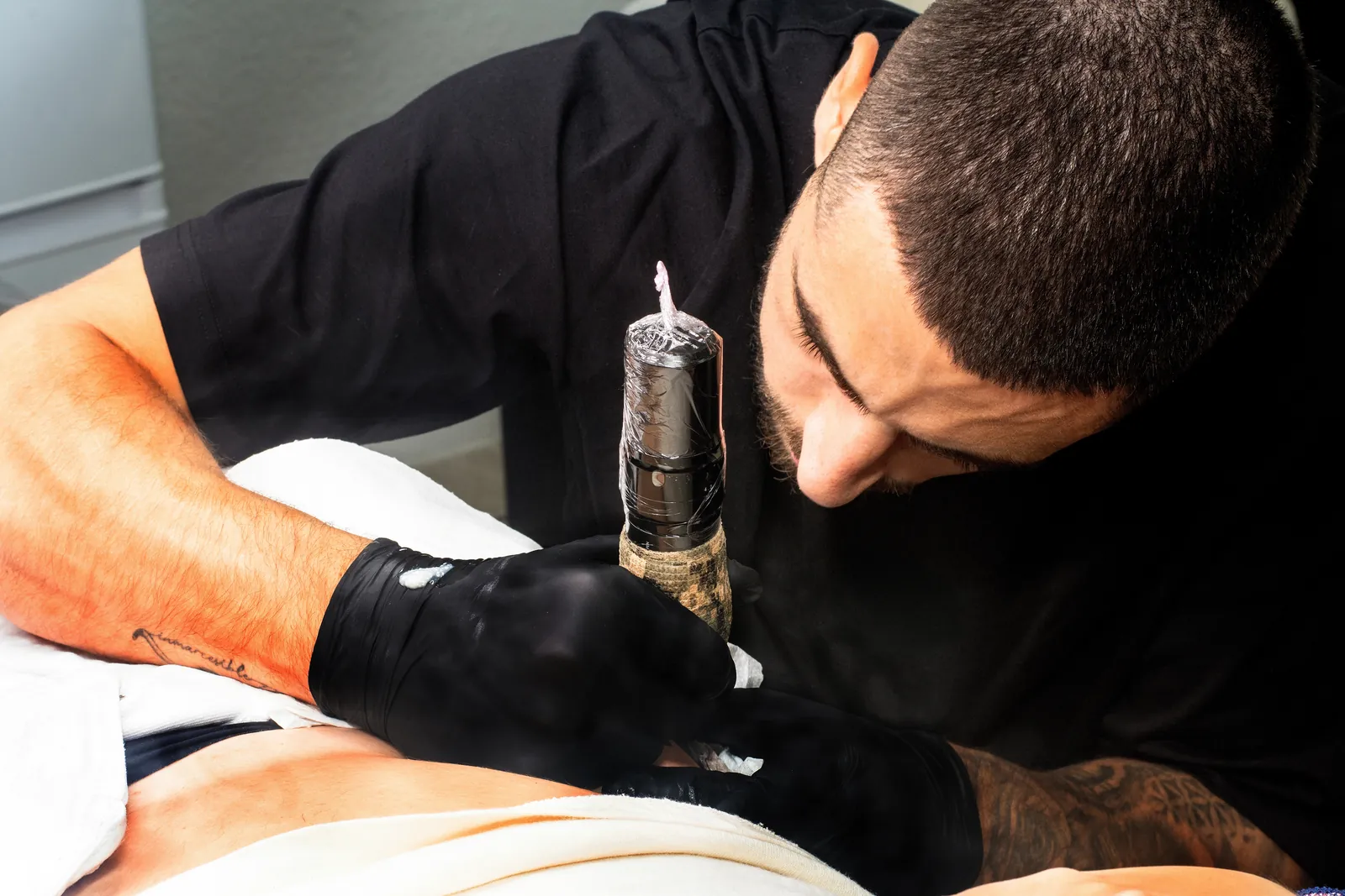 Tattooartiest aan het werk