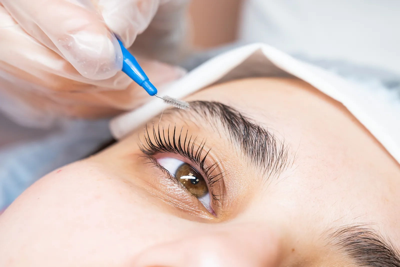Wimpers worden geborsteld na een lash lift