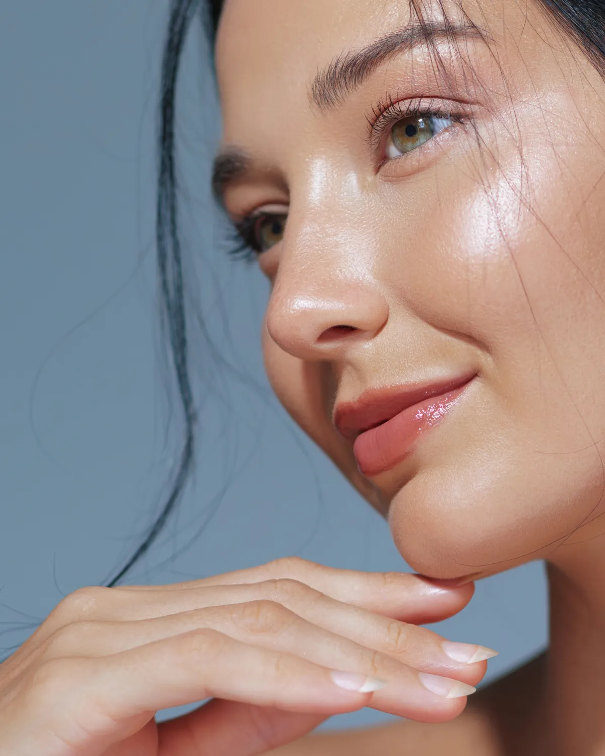 Vrouw met een frisse, glanzende huid en lichte make-up