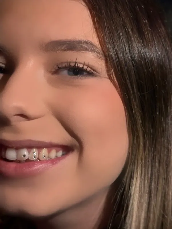 CrystalsToothGems&Lashes ! Extensions de cils, strass dentaires & blanchiment dentaire