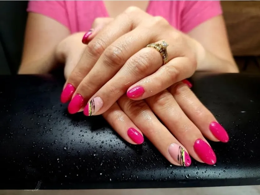 Lisa Vaneygen Nails & Charm