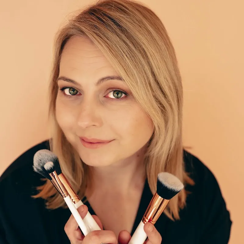 Make-up artist Izabela