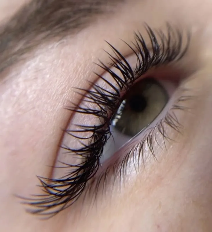 Yelyza WIMPERSTILISTE